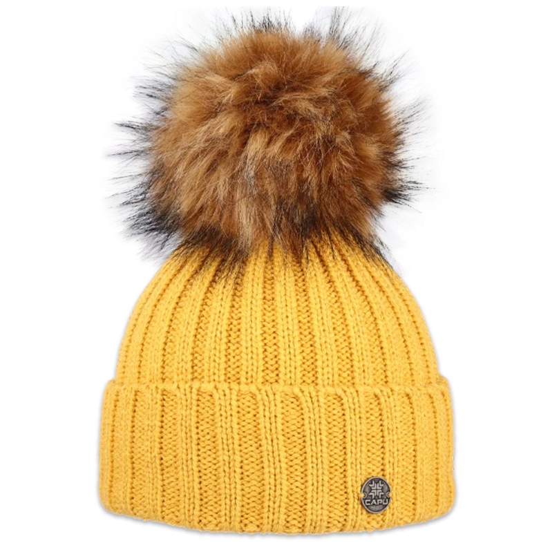 Dámská čepice s kožešinovou bambulí 