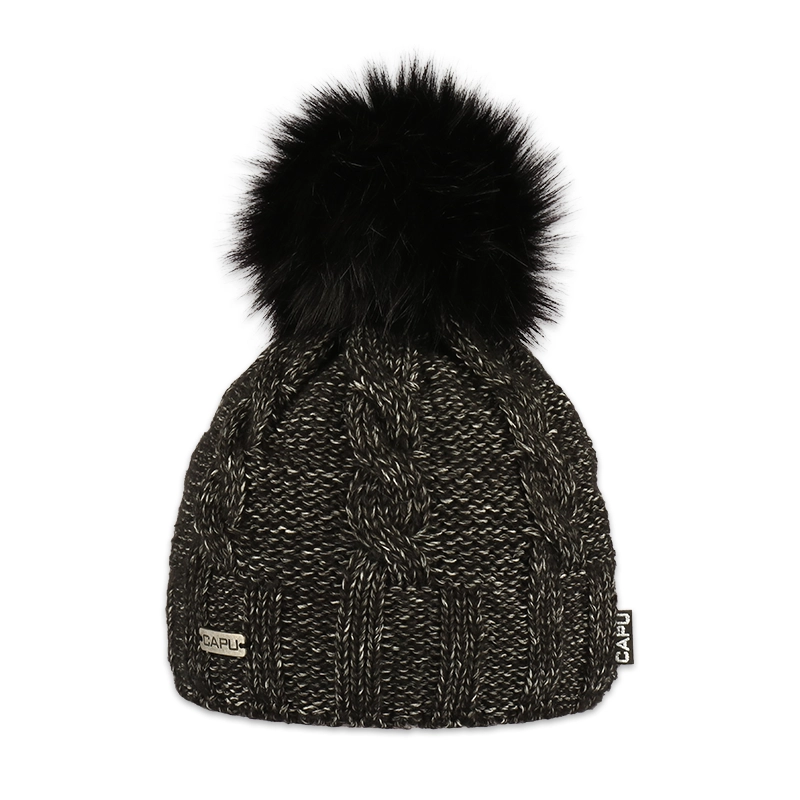 Dámská čepice s kožešinovou bambulí 