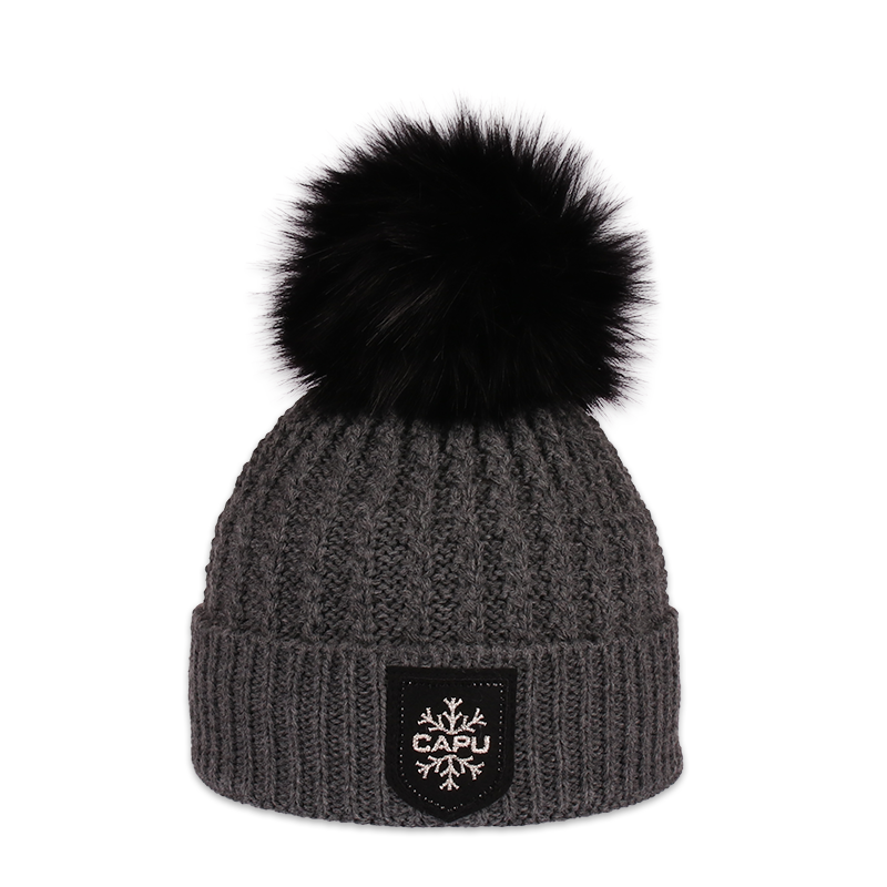 Dámská čepice s kožešinovou bambulí 