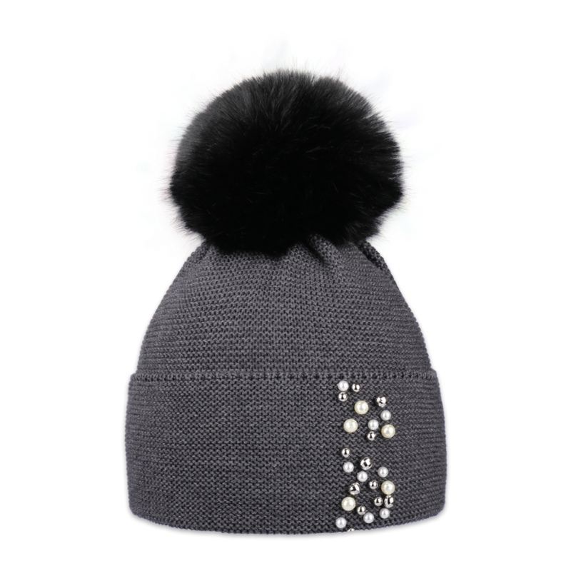 Dámská čepice s kožešinovou bambulí 