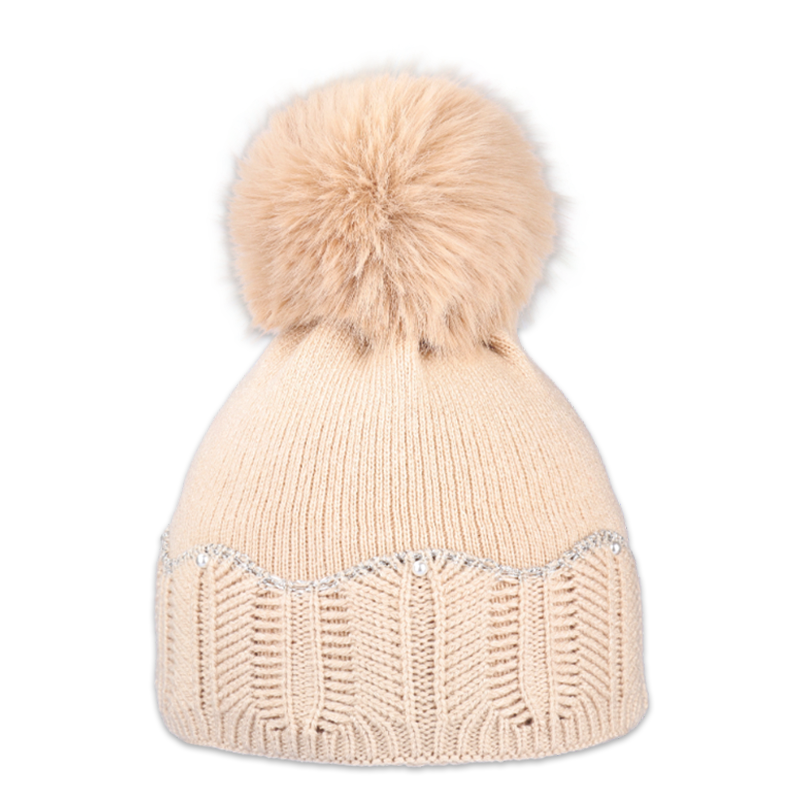 Dámská čepice s kožešinovou bambulí 