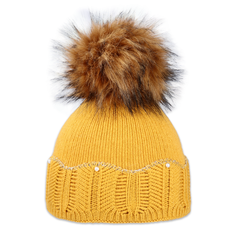 Dámská čepice s kožešinovou bambulí 