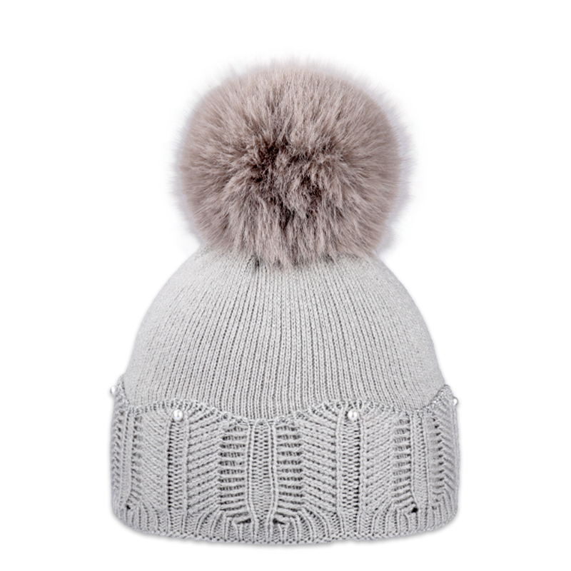 Dámská čepice s kožešinovou bambulí 