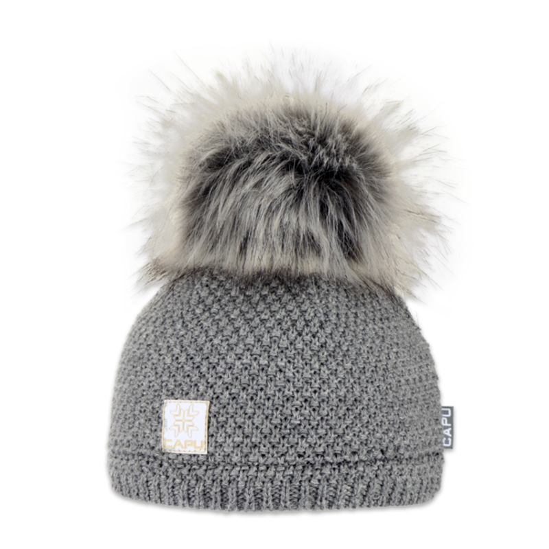 Dětská čepice s kožešinovou bambulí