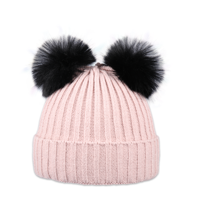 Dětská čepice se dvěma kožešinovými bambulemi