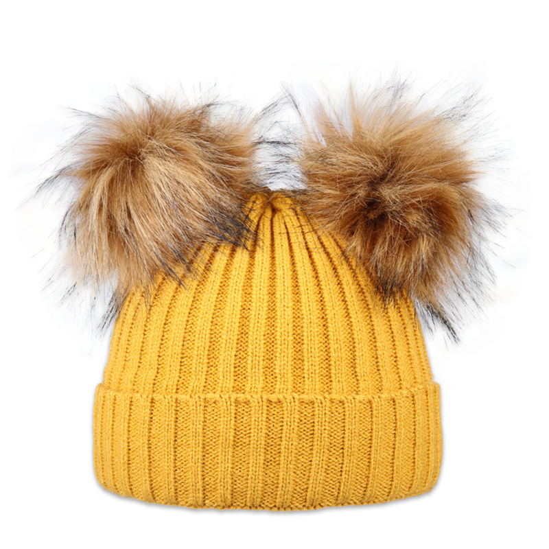 Dětská čepice se dvěma kožešinovými bambulemi