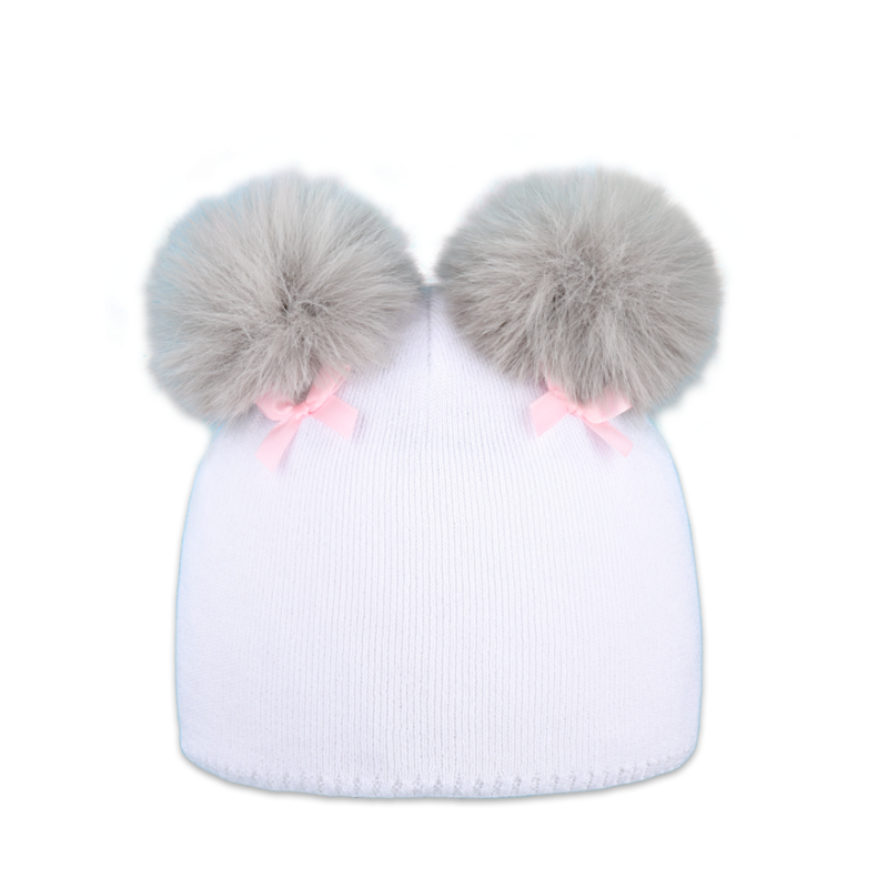 Dětská čepice se dvěma kožešinovými bambulemi