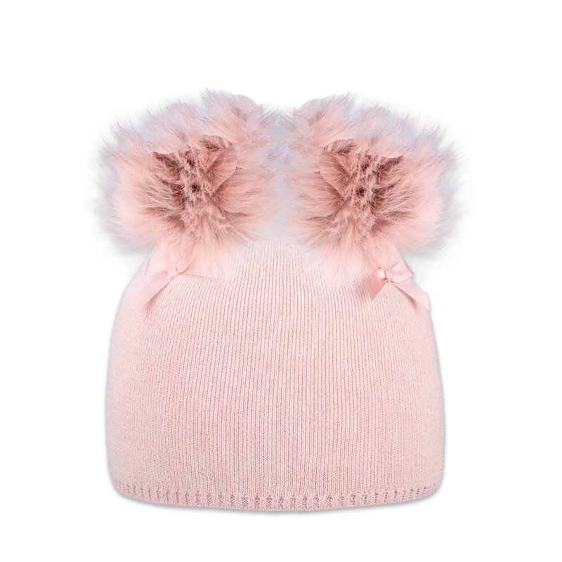 Dětská čepice se dvěma kožešinovými bambulemi