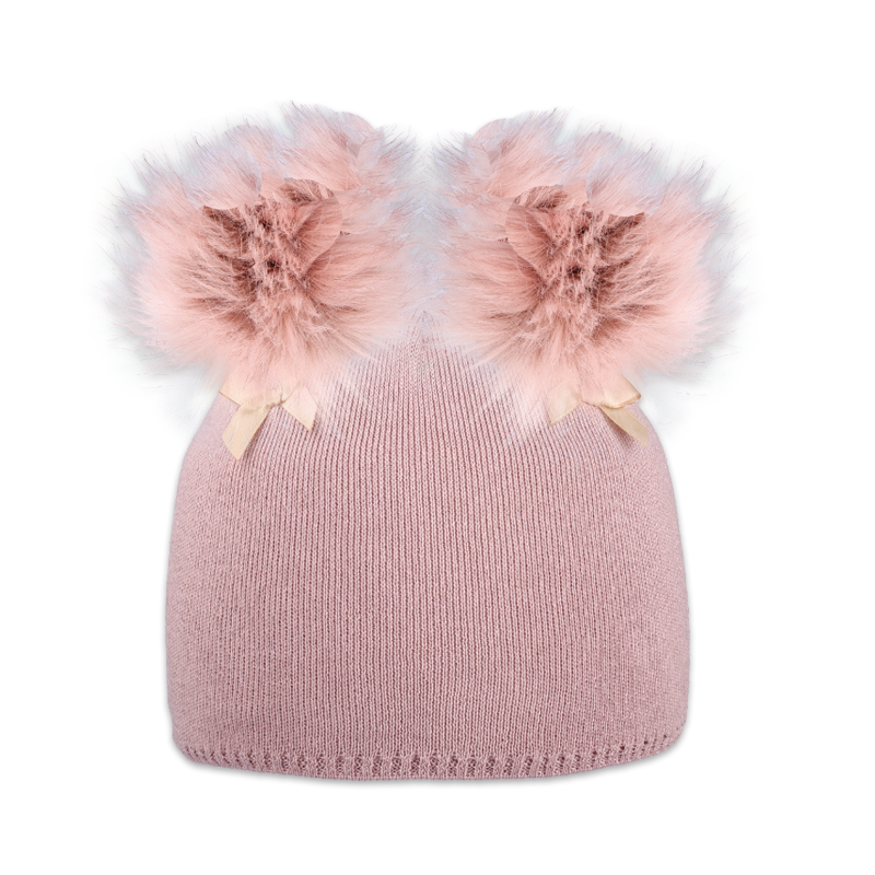 Dětská čepice se dvěma kožešinovými bambulemi