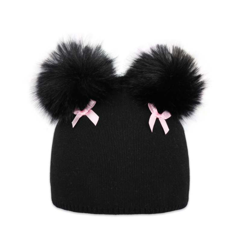 Dětská čepice se dvěma kožešinovými bambulemi