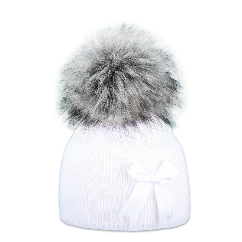 Dětská čepice s kožešinovou bambulí a mašlí