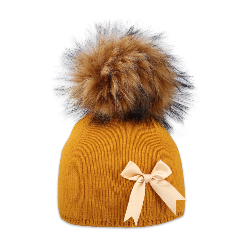 Dětská čepice s kožešinovou bambulí a mašlí