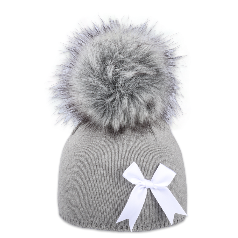 Dětská čepice s kožešinovou bambulí a mašlí