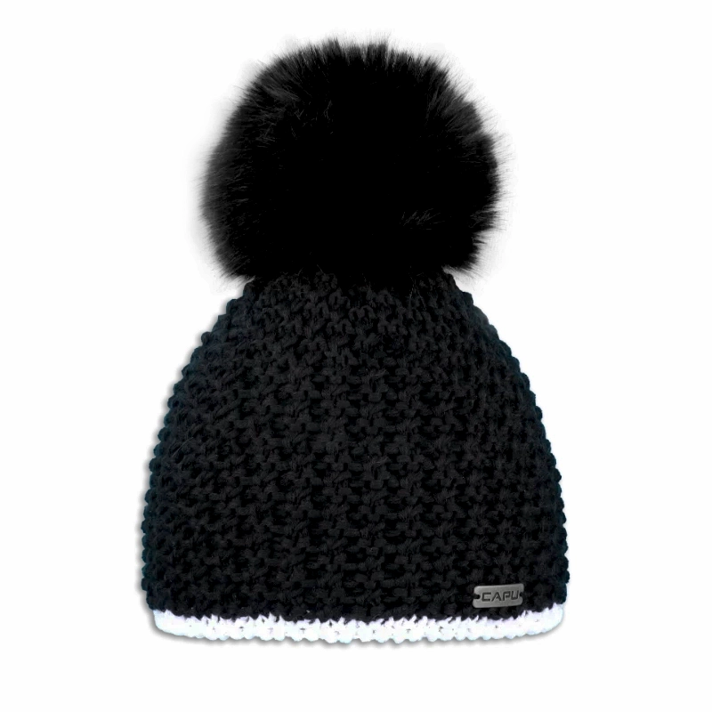 Dámská čepice s černou kožešinovou bambulí 