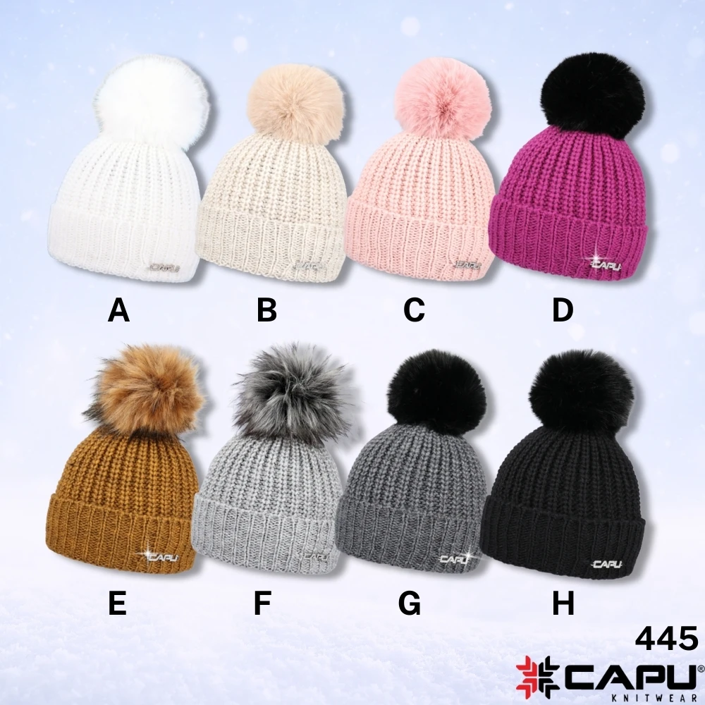 Dámská čepice s kožešinovou bambulí 