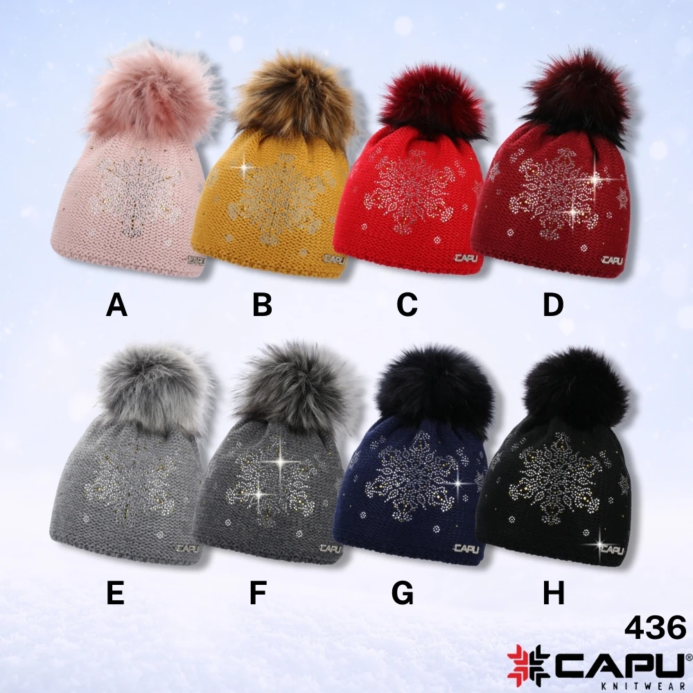 Dámská čepice s kožešinovou bambulí s vločkou z kamínků