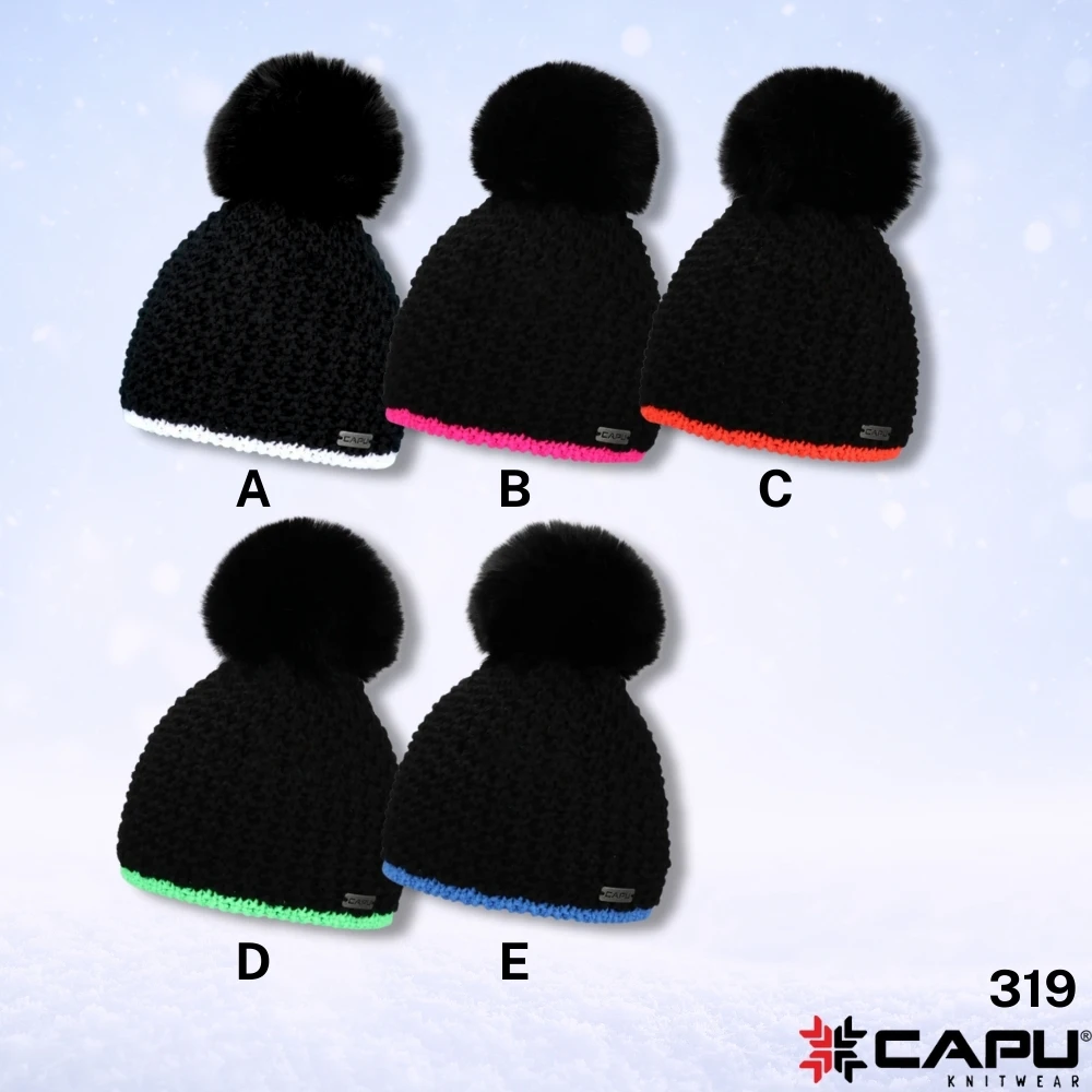 Dámská čepice s černou kožešinovou bambulí 