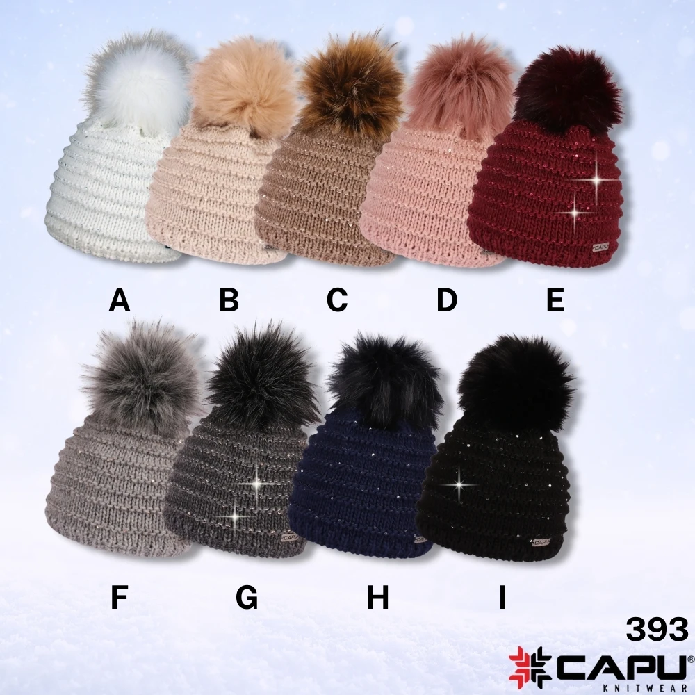 Dámská čepice s kožešinovou bambulí 