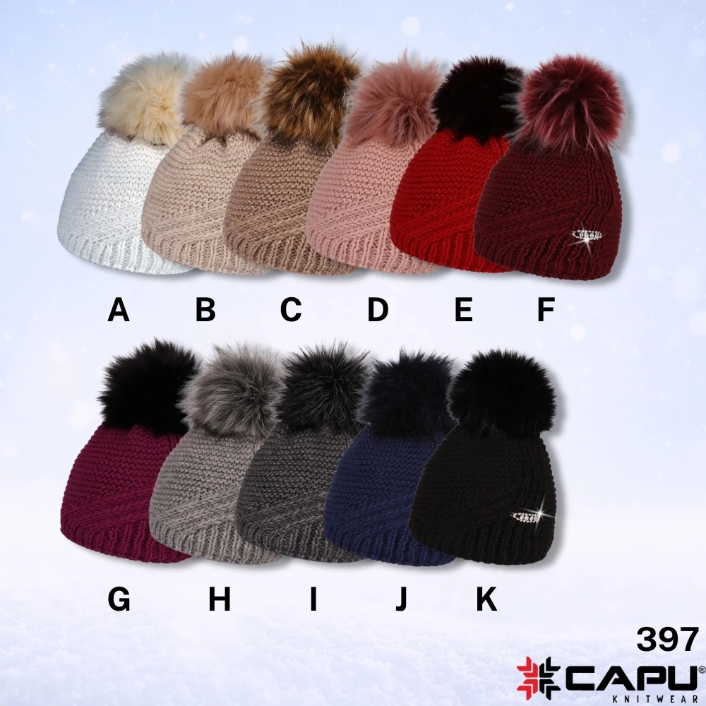 Dámská čepice s kožešinovou bambulí 