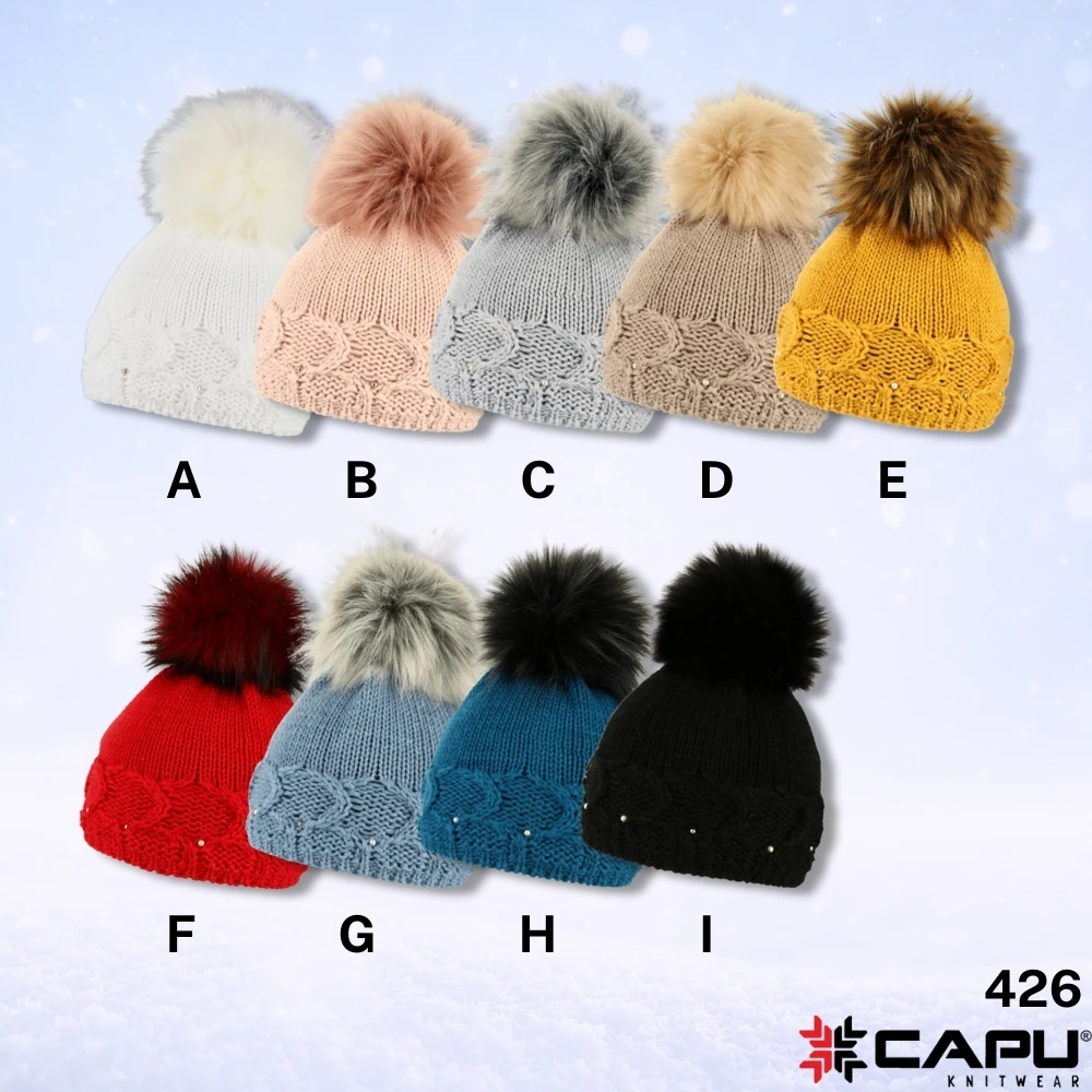 Dámská čepice s kožešinovou bambulí 