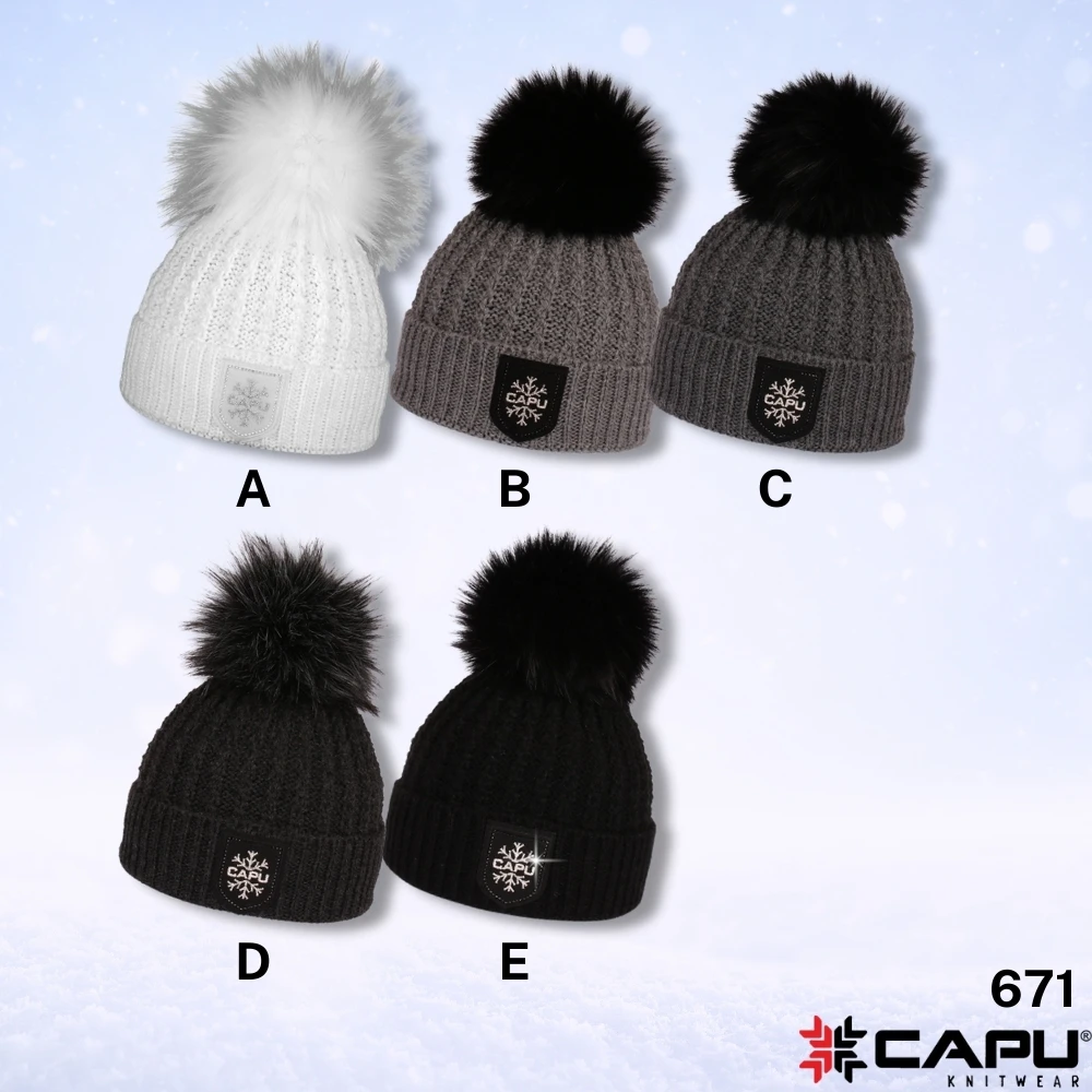 Dámská čepice s kožešinovou bambulí 