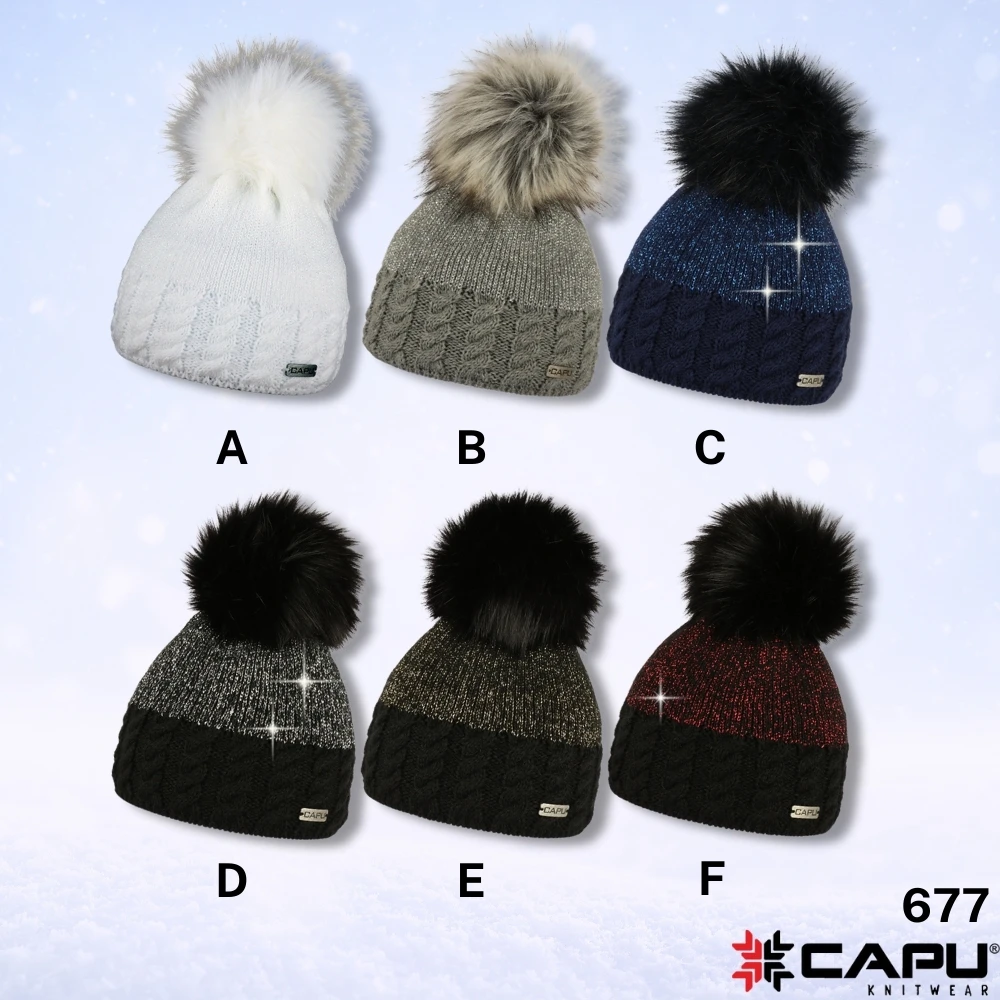 Dámská čepice s kožešinovou bambulí 