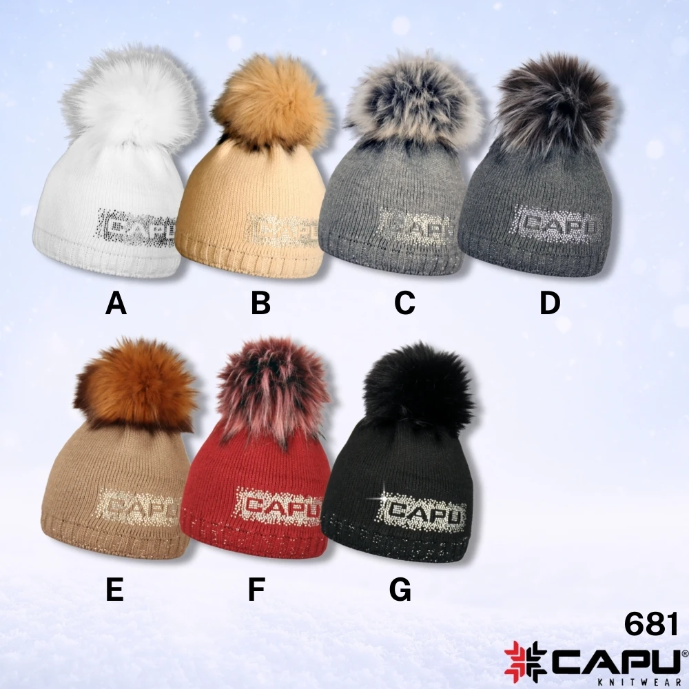 Dámská čepice s kožešinovou bambulí 