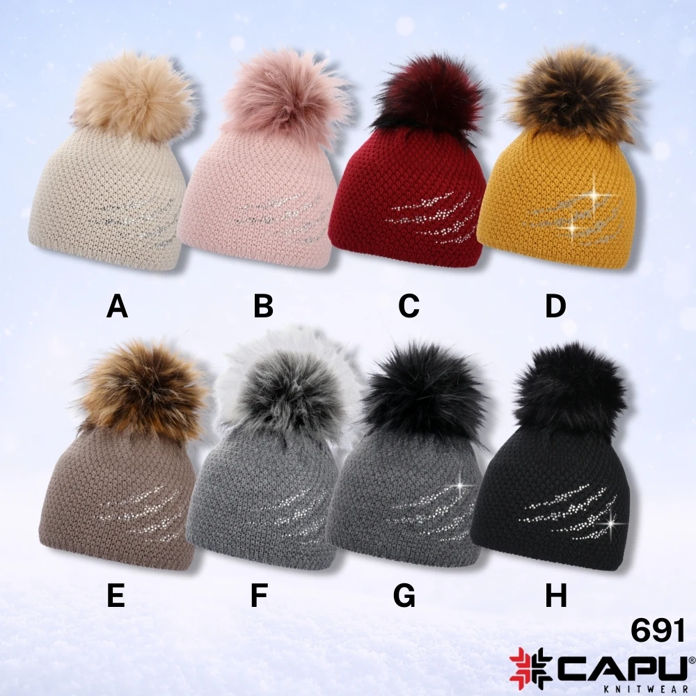 Dámská čepice s kožešinovou bambulí 