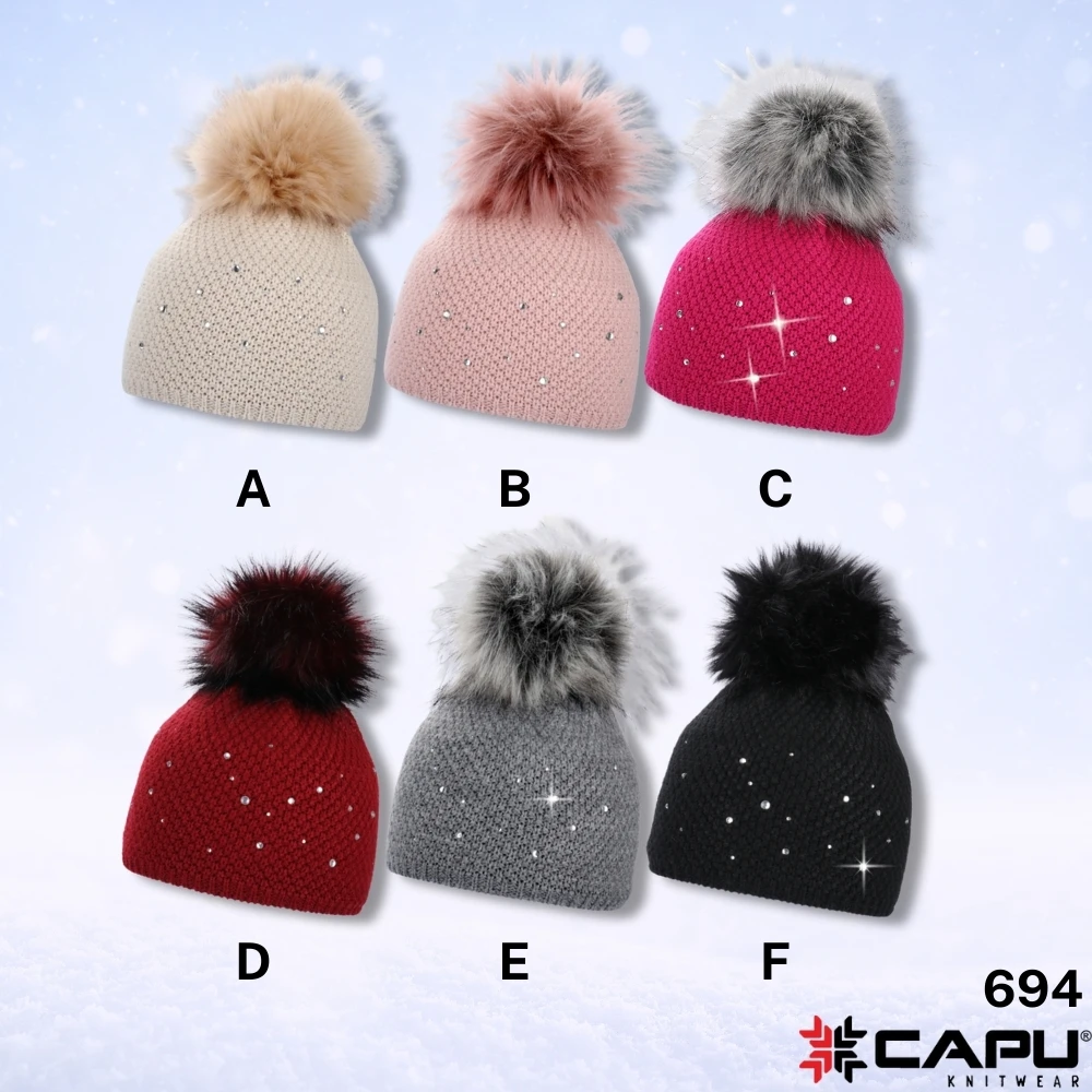 Dámská čepice s kožešinovou bambulí s kamínky