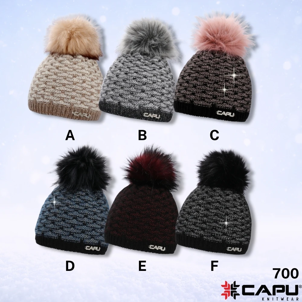 Dámská čepice s bambulí 