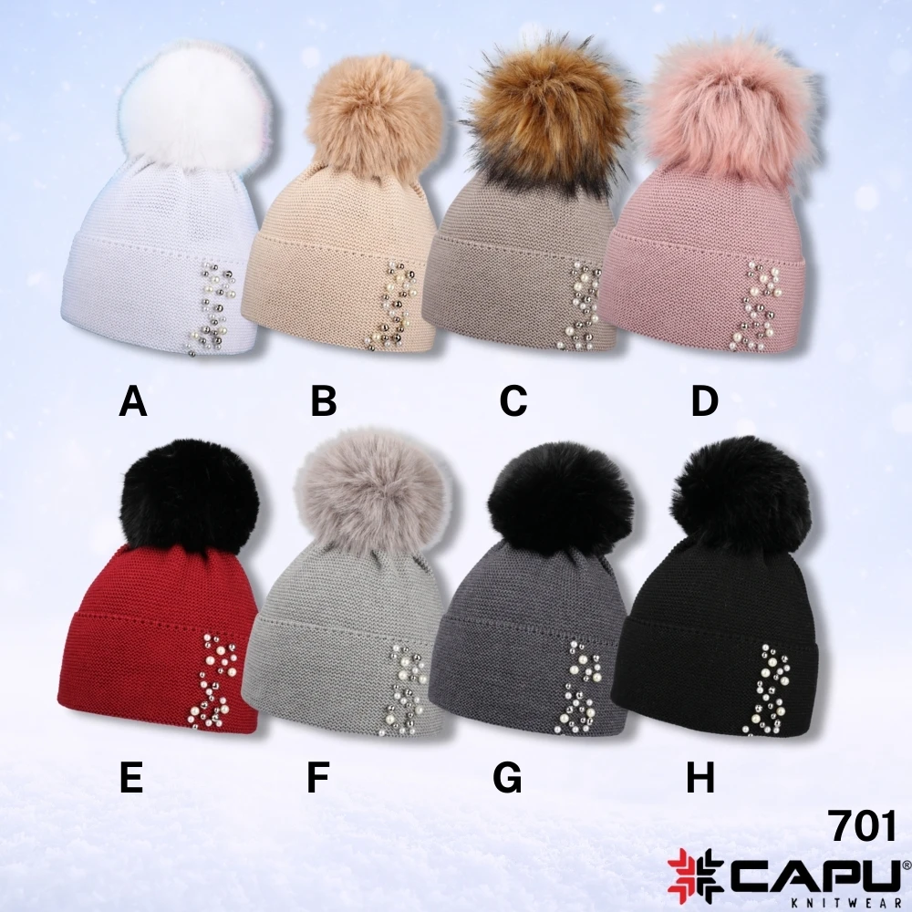 Dámská čepice s kožešinovou bambulí 