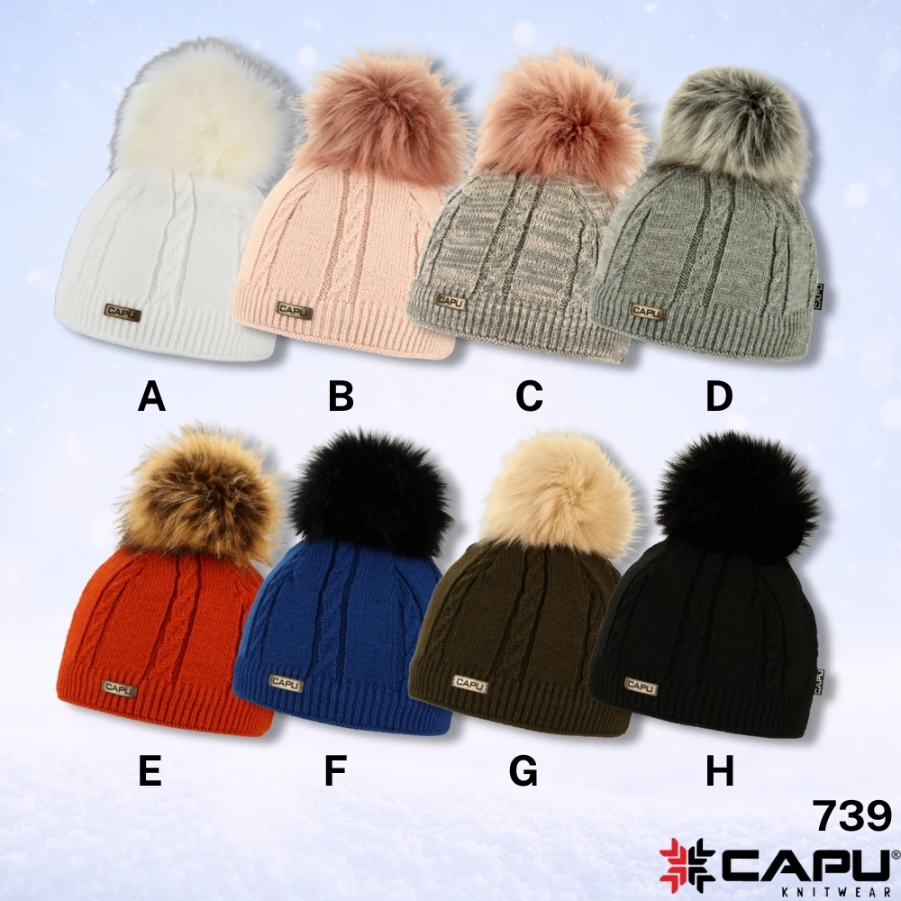 Dámská čepice s kožešinovou bambulí 