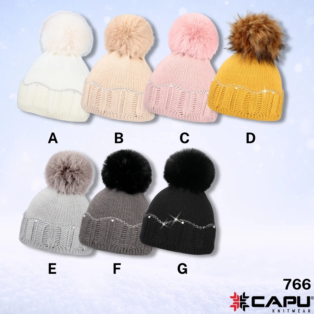 Dámská čepice s kožešinovou bambulí 