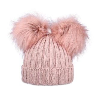 Dámská čepice s dvěma kožešinovými bambulemi