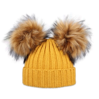 Dámská čepice s dvěma kožešinovými bambulemi