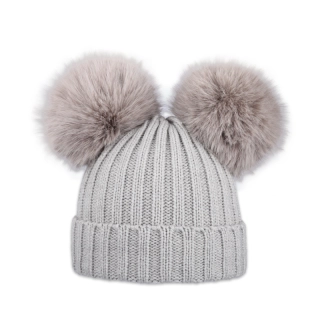 Dámská čepice s dvěma kožešinovými bambulemi