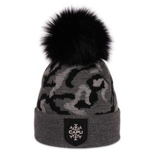 Dámská čepice s kožešinovou bambulí 